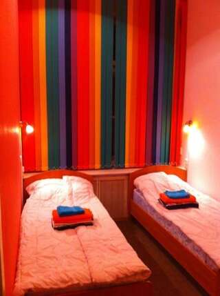 Хостел Хостел Rainbow Санкт-Петербург  2х местный номер Две раздельные кровати-1